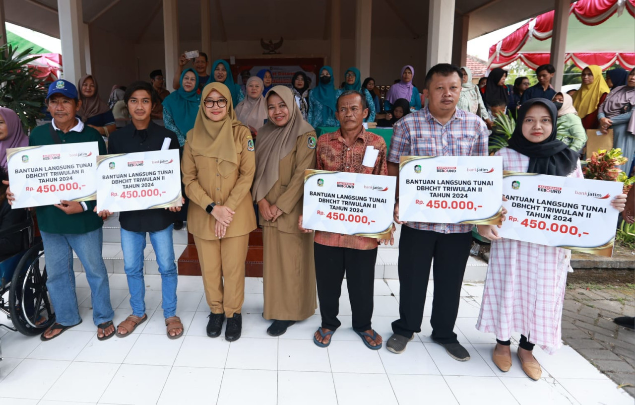 Bupati Ipuk menyerahkan secara simbolis BLT DBHCT. (Foto: Humas Pemkab Banyuwangi)