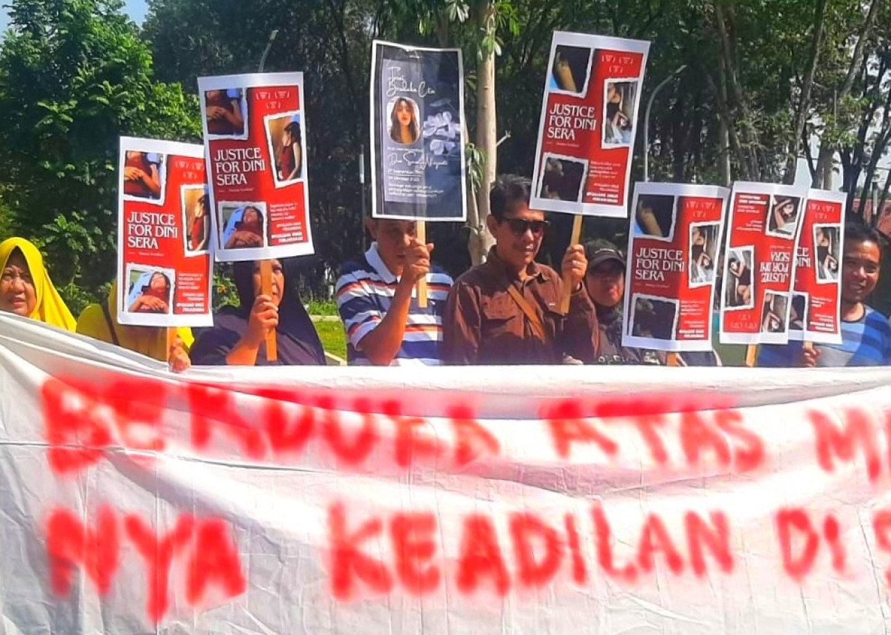 Emak-emak di Sidoarjo Demo Tuntut Keadilan Vonis Bebas Gregorius Ronald Tannur