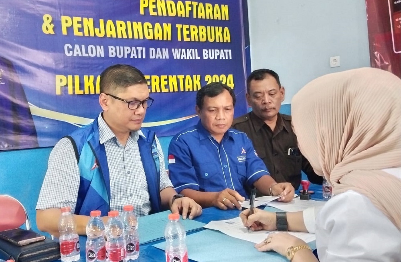 Salah seorang pendaftar penjaringan di DPC Partai Demokrat Tulungagung. (Foto: Bramanta Pamungkas/jatimnow.com)