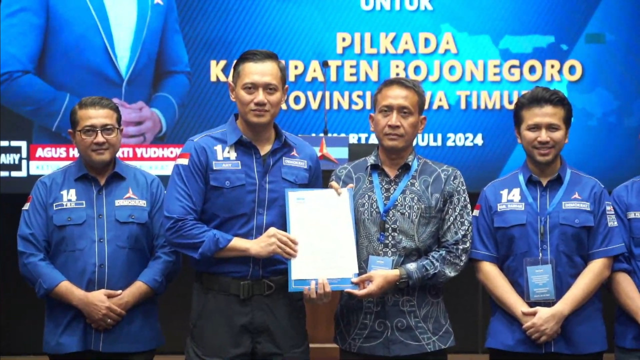 Ketua Umum Partai Demokrat Agus Harimurti Yudhoyono saat memberikan surat rekomendasi pada Setyo Wahono di Jakarta (tangkapan layar siaran langsung DPP Demokrat) 