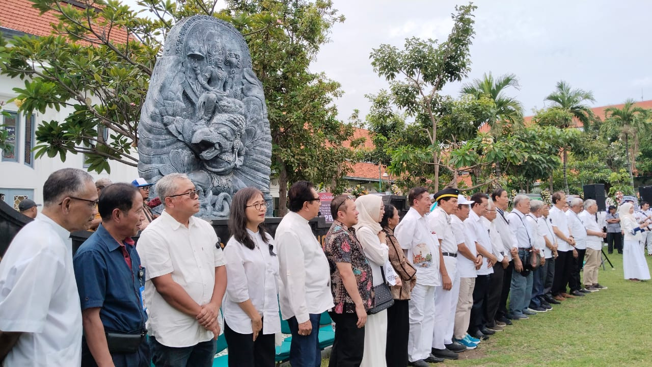 Civitas akademika dan alumni Unair yang melakukan aksi damai untuk memprotes pemberhentian Dekan FK Unair. (Foto: Misbahul Munir/jatimnow.com)