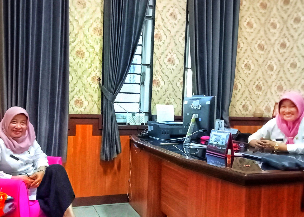 Kasi Perlindungan Hak Perempuan dan Perlindungan Khusus Anak DP3AKB, Ritz Noor Widiyastutik Antarlina dan Kepala UPTD PPA Sidoarjo, Prastiwi Trijanti. (Foto:  Ahaddiini HM/jatimnow.com).