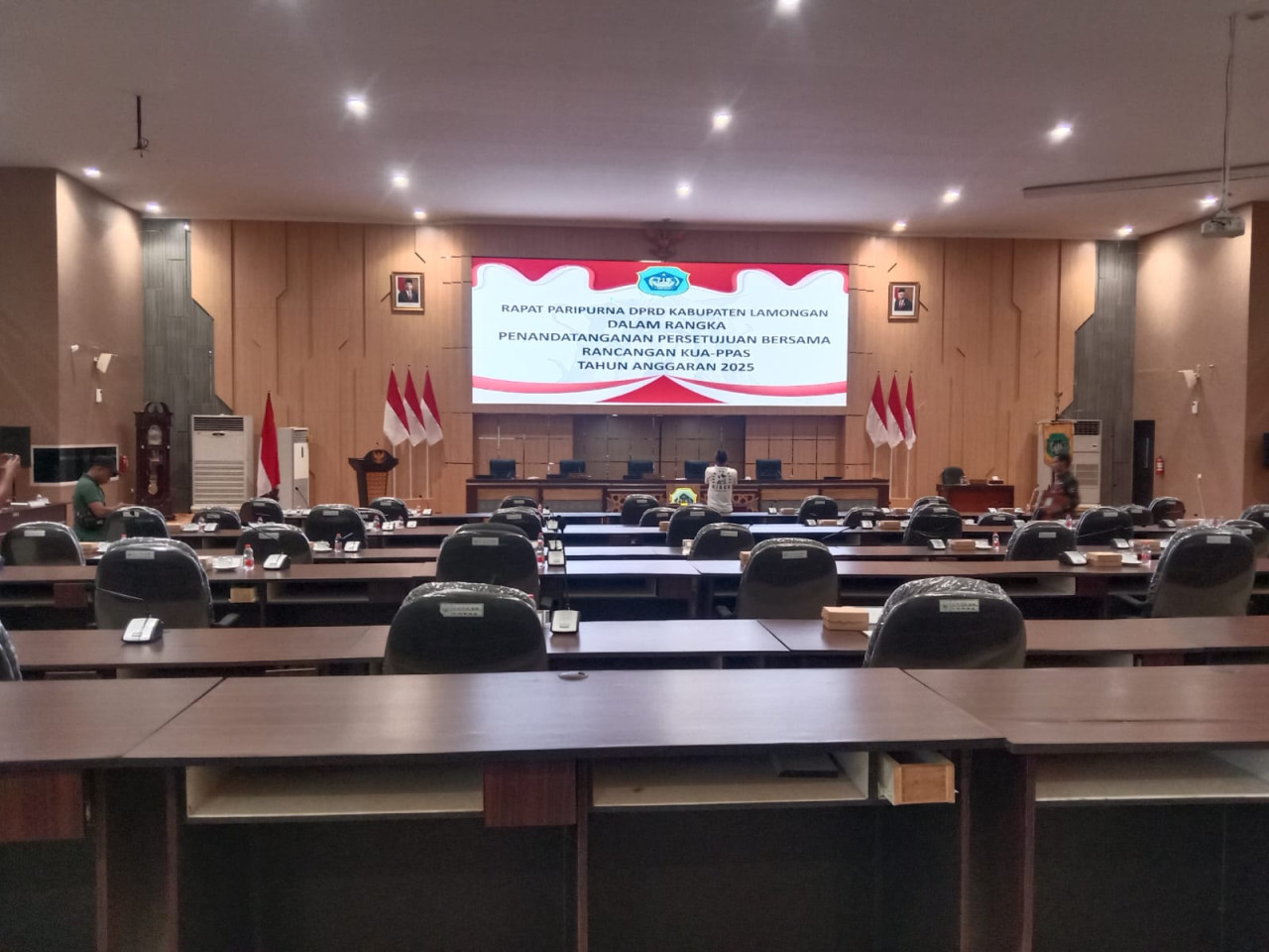 Kondisi ruang rapat paripurna DPRD Lamongan yang terpantau kosong. (Foto : Adyad Ammy Iffansah/jatimnow.com)