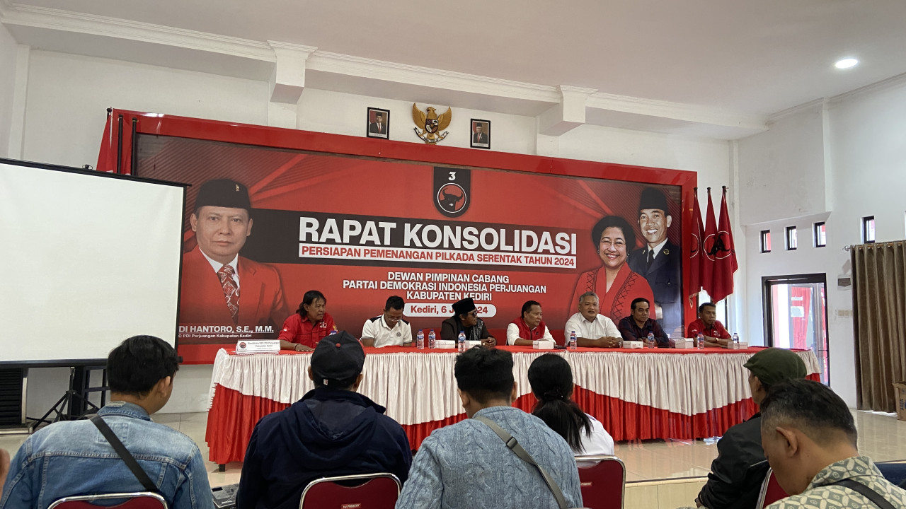 dr Ari saat mendatangi kantor DPC PDIP Kediri. (Foto: Yanuar Dedy/jatimnow.com)