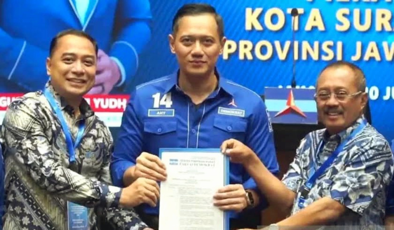 AHY saat menyerahkan rekom ke Eri-Armuji di Kantor DPP Demokrat Jakarta (Foto: Demokrat Surabaya for jatimnow.com)