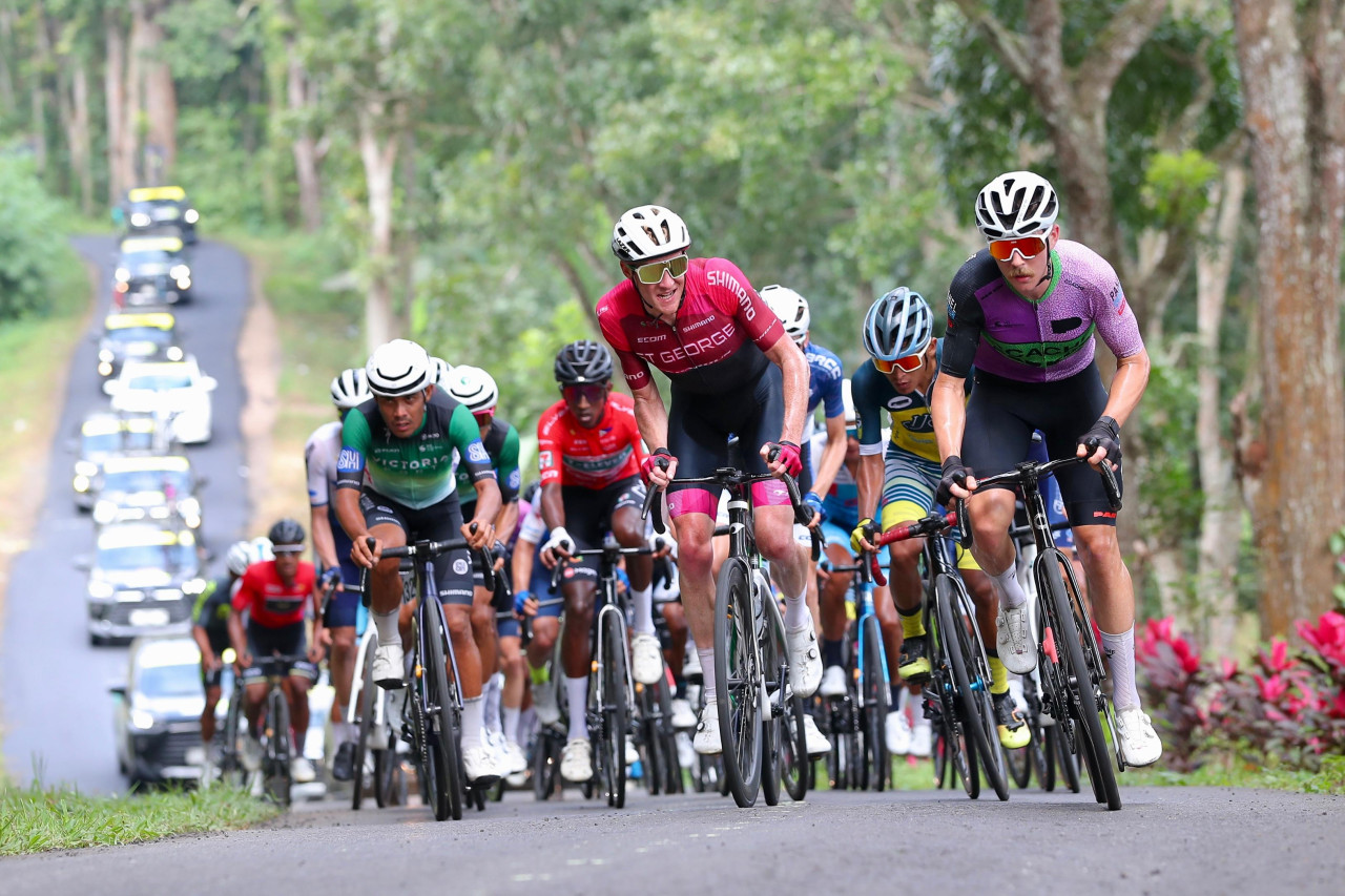 Pembalap Tour de Banyuwangi Ijen melintasi tanjakan. (Foto: Humas Pemkab Banyuwangi)