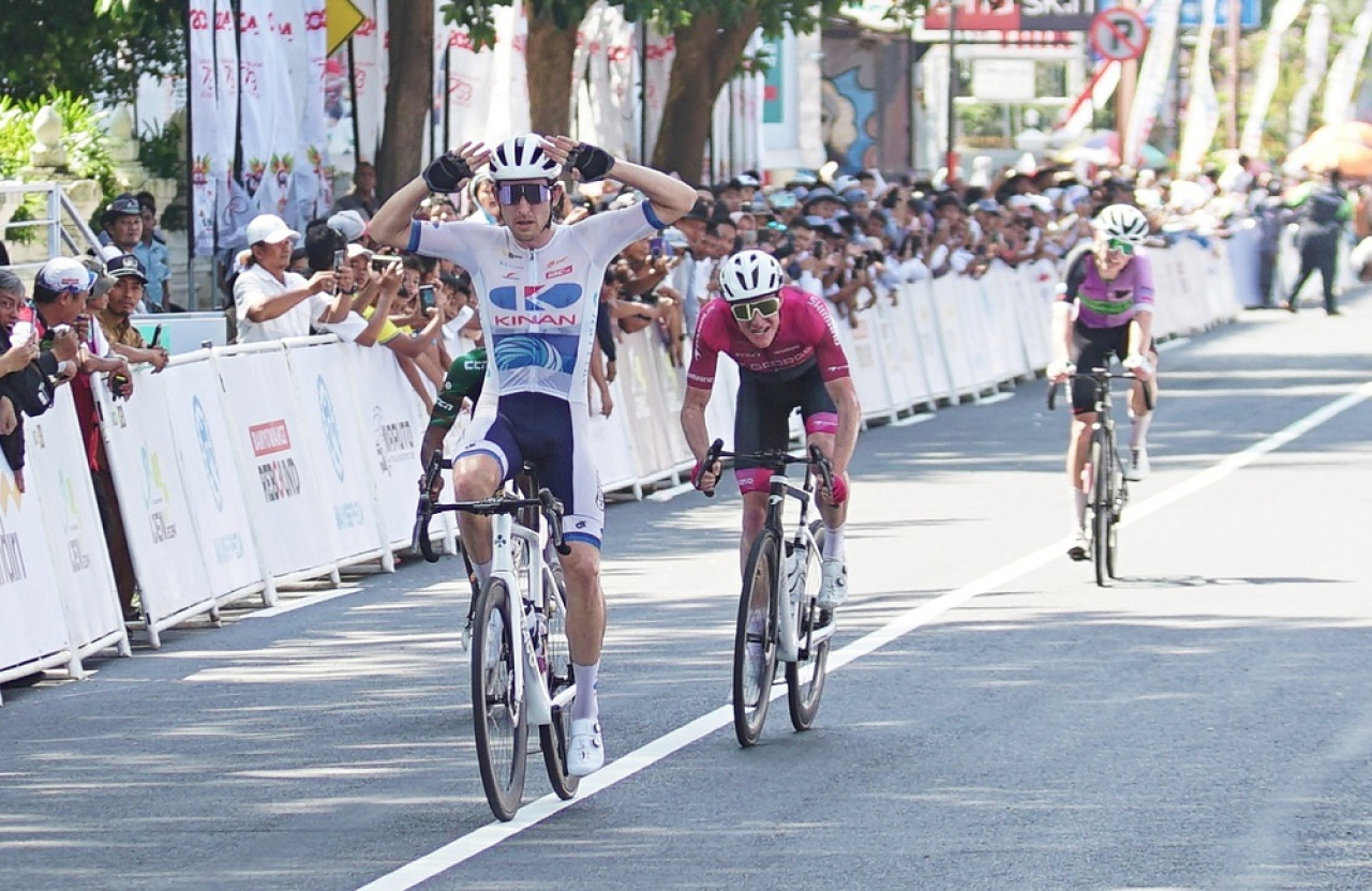 Pembalap asal Australia, Ryan Cavanagh dari Kinan Racing Team, Jepang finish pertama di etape satu. (Foto: Humas Pemkab Banyuwangi)