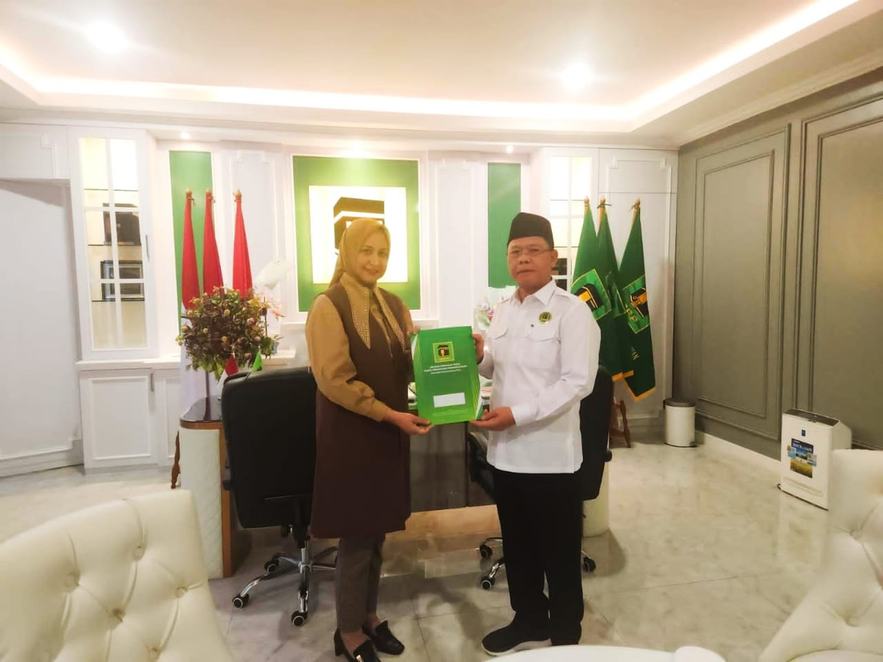 Foto Ketum PPP Muhammad Mardiono bersama Faida yang beredar. (Foto-foto: media sossial)