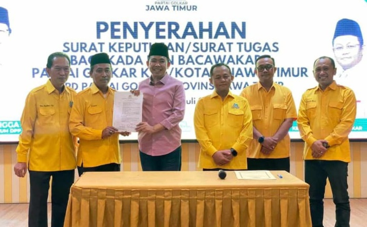 Muhammad Fawait menerima surat tugas yang disampaikan Ketua Golkar Jember Karimullah. (Foto: Niam Kurniawan/jatimnow.com)