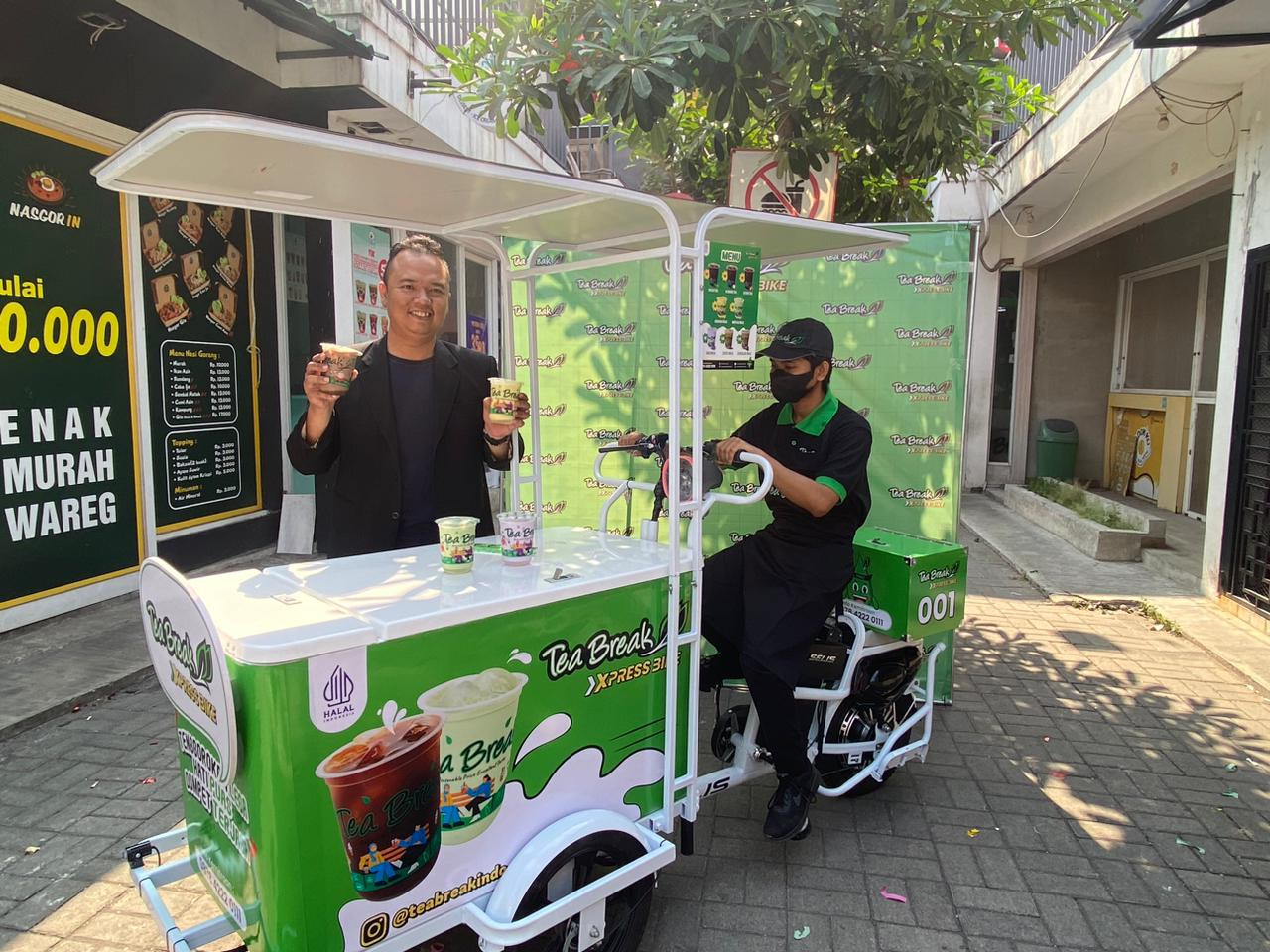 Sales Marketing Manager Tea Break Indonesia Bagus Anggito M saat melaunching Express Bike (foto: Dini for jatimnow.com)