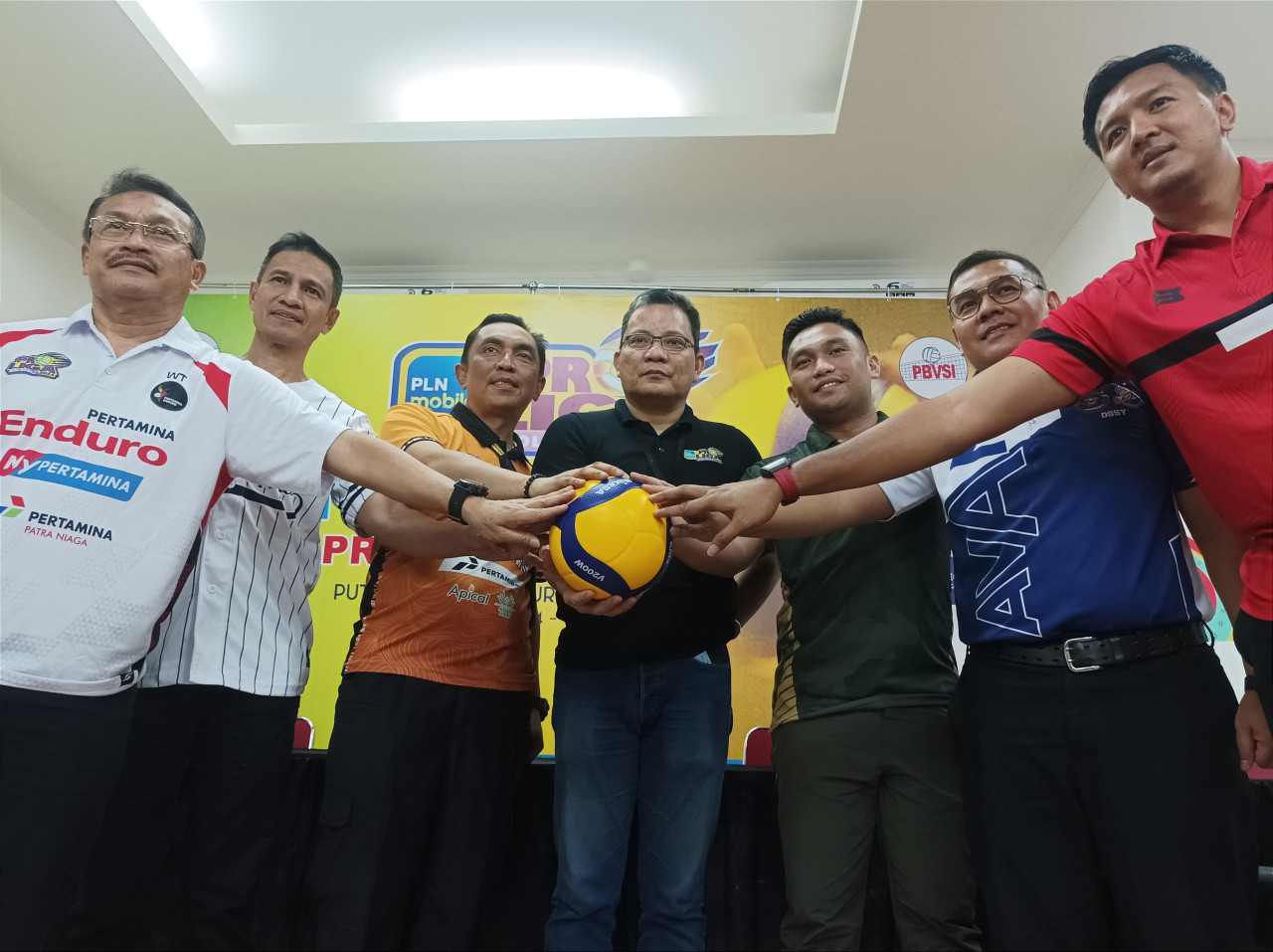 Perwakilan tim babak final four PLN Mobile Proliga foto bersama seusai press conferece di GOR Bung Tomo Surabaya. (Foto: Sahlul Fahmi/jatimnow.com)