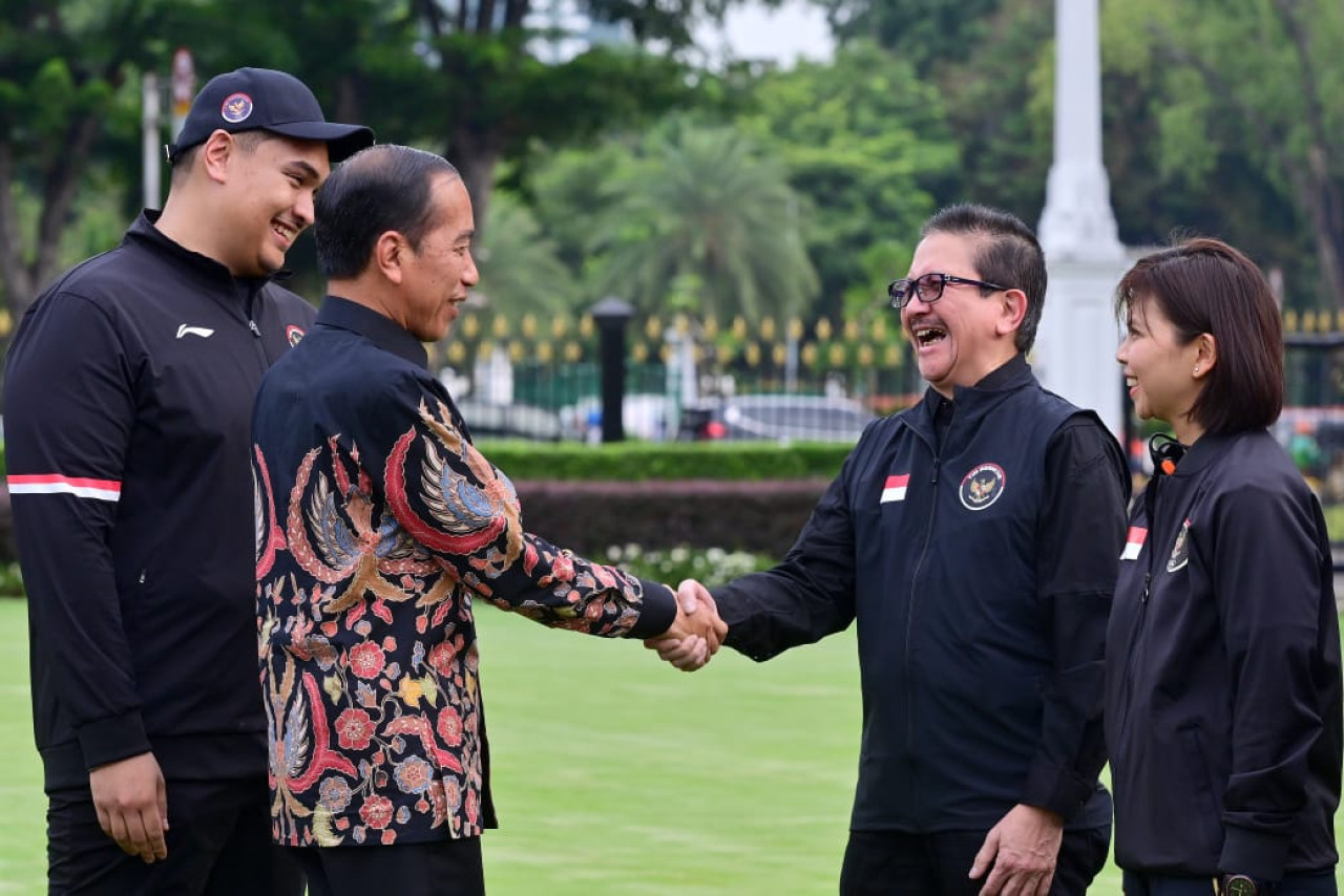 Presiden Republik Indonesia Joko Widodo berjabat tangan dengan Presiden Direktur PT Freeport Indonesia Tony Wenas saat acara pelepasan secara resmi Kontingen Indonesia di Istana Negara menuju Olimpiade 2024 Paris, Rabu (10/7/2024). (Foto: BPMI Setpres for