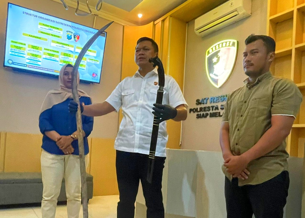 Kasatreskrim Polresta Sidoarjo Kompol Agus Sobarnapraja saat menunjukkan barang bukti yang diduga dari anggota gangster. (Foto: Ahaddiini HM/jatimnow.con)