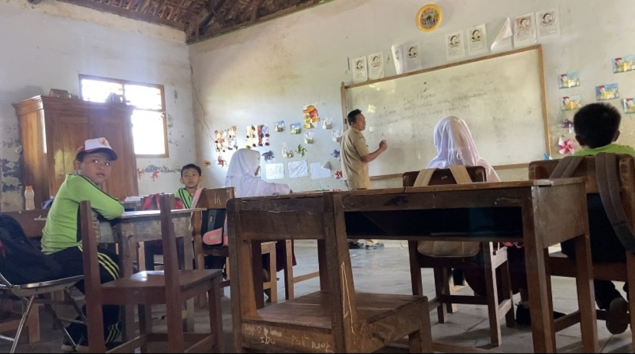 Siswa SDN 2 Karangpatihan Ponorogo Belajar Dalam Gedung Nyaris Ambruk