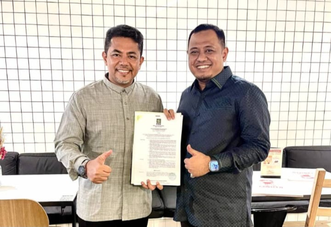 Gus Haris dan Ra Fahmi saat menerima surat rekomendasi dari DPP PKB (Foto: Zeki for jatimnow.com)