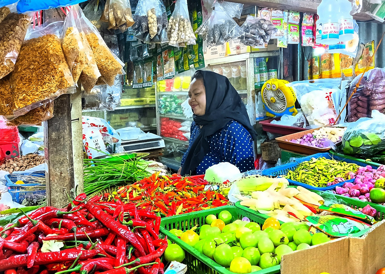 Pedagang di pasar Larangan Sidoarjo. (Foto: Ahaddiini HM/jatimnow.com.)
