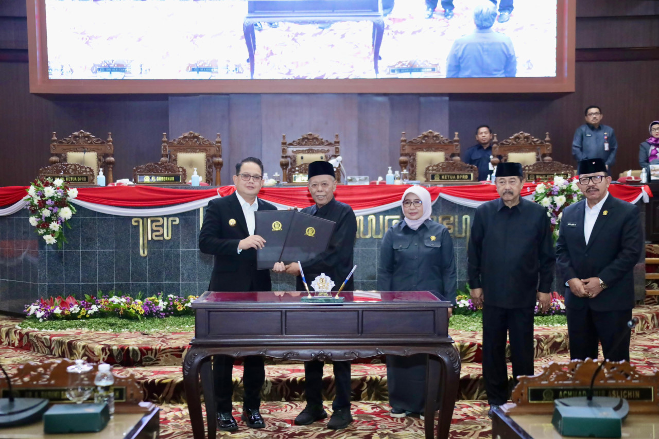 Rapat paripurna pengesahan Raperda tentang Rencana Pembangunan Jangka Panjang Daerah (RPJPD) Provinsi Jawa Timur Tahun 2025-2045 di Gedung DPRD Jawa Timur. (Foto-foto: Humas Pemprov Jatim)