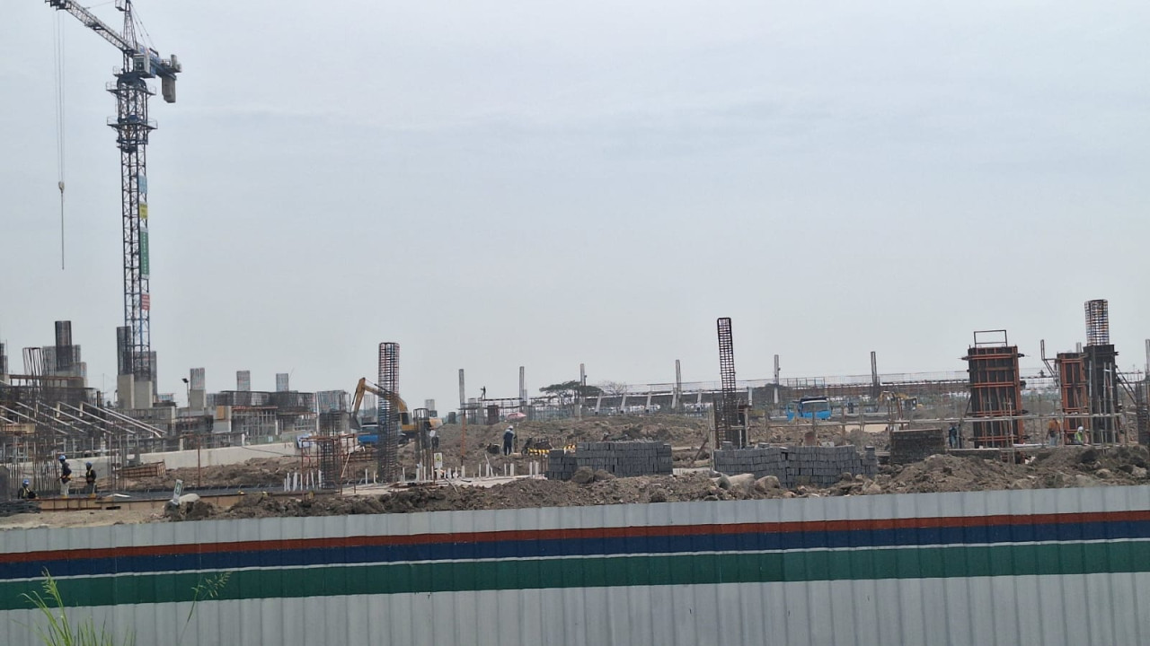 Struktur awal bangunan Stadiun Surajaya Lamongan. (Foto : Adyad Ammy Iffansah/jatimnow.com)