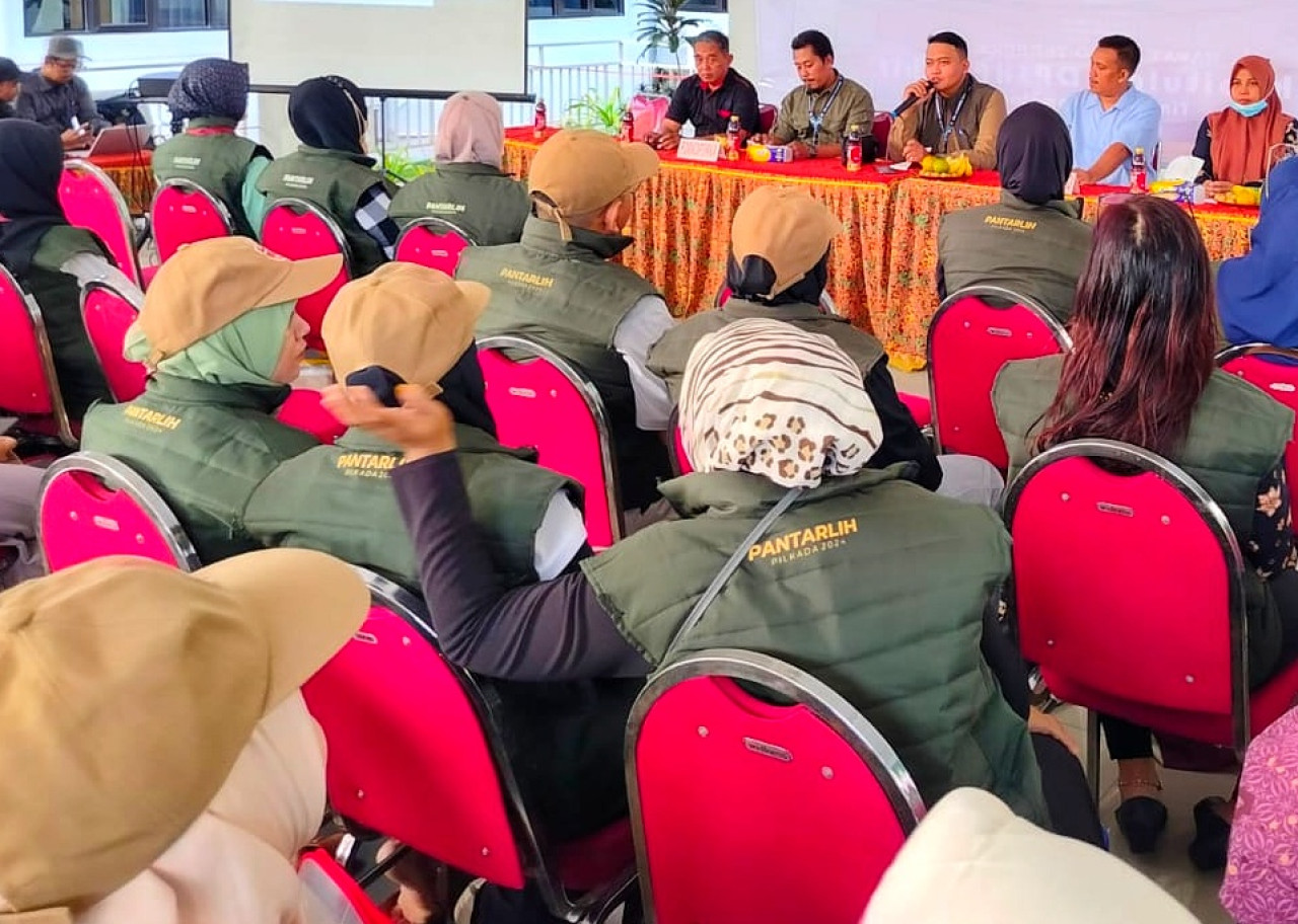 Komisioner KPU Sidoarjo, Natsiruddin Yahya saat memberikan bimtek ke seluruh Pantarlih Sukodono Sidoarjo. (Foto: Ahaddiini HM/jatimnow.com).