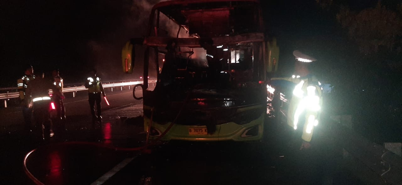Bus Gunung Harta Terbakar di Tol Jombang