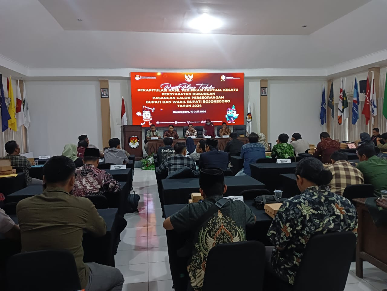 Suasana rapat pleno terbuka rekapitulasi hasil verfak di Kantor KPU Bojonegoro. (Foto: Amin for jatimnow.com)