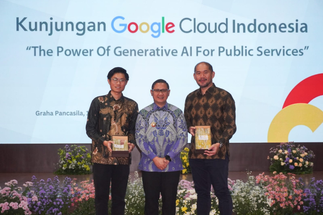 Pj Wali Kota Batu, Aries Agung Paewai bersama perwakilan dari Google Indonesia yakni Sugianto Yoannatan Widjaja dan Kenrick Tandria. (Foto: Diskominfo Kota Batu)