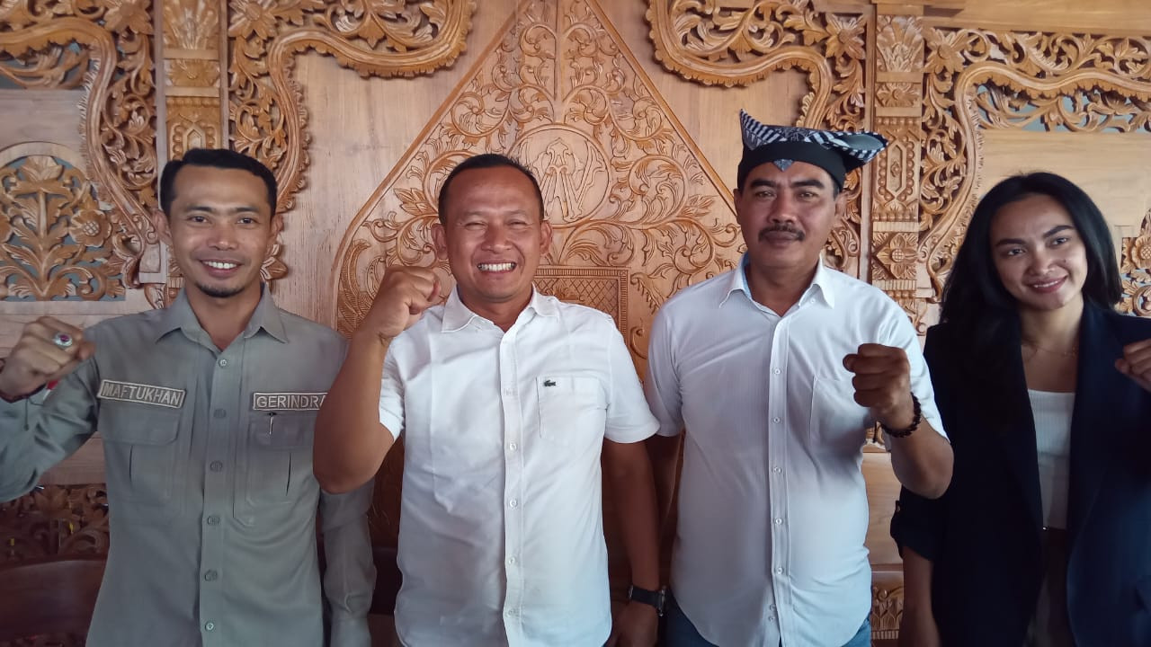 Ketua DPC Gerindra Bojonegoro Sahudi di dampingi jajaran pengurus usai menyatakan sikap mengusung Setyo Wahono Bupati Bojonegoro (Foto: Umam for jatimnow.com)