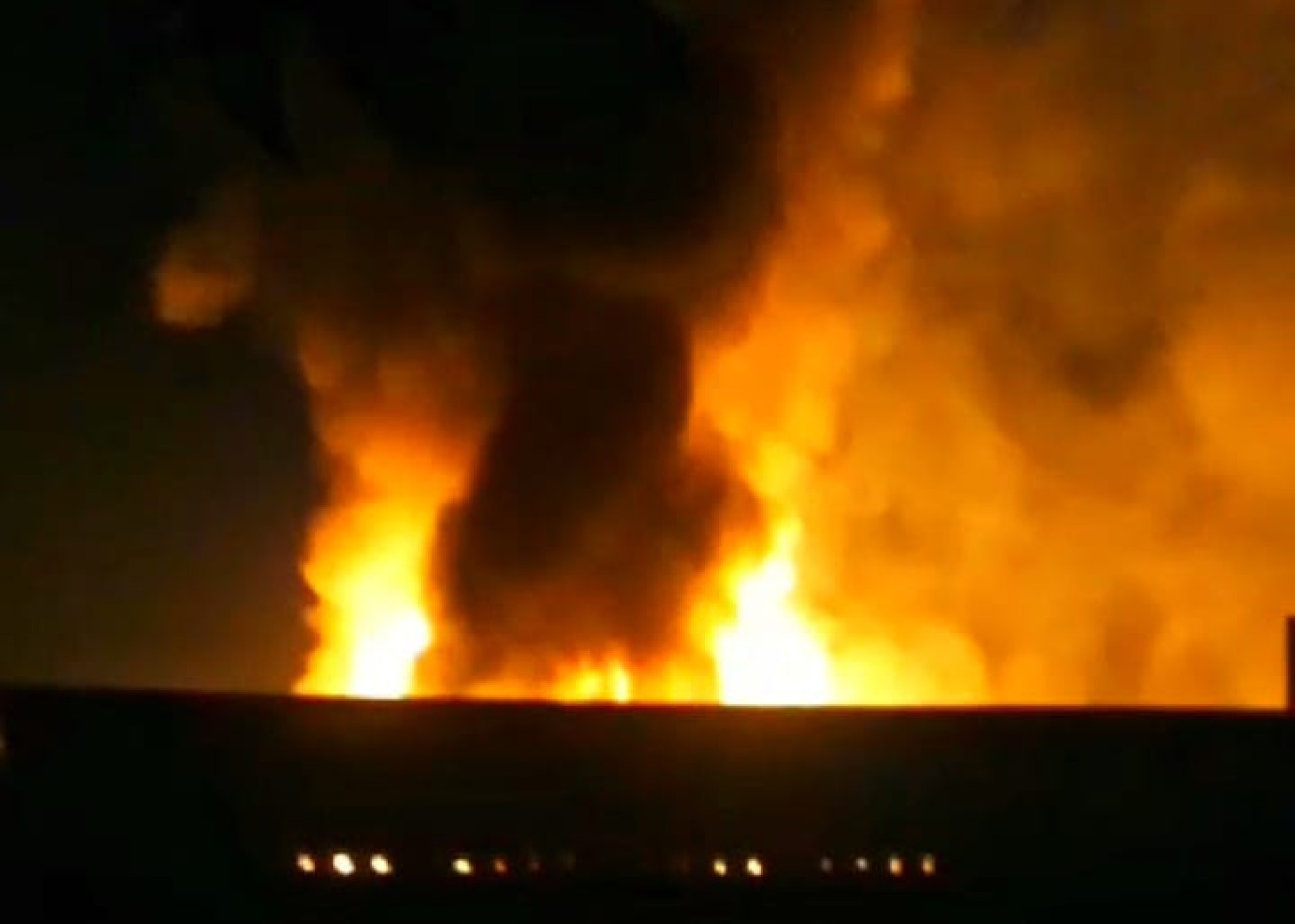 Kebakaran Pabrik Avian di Buduran Sidoarjo. (Foto: Ahaddiini HM/jatimnow.com)