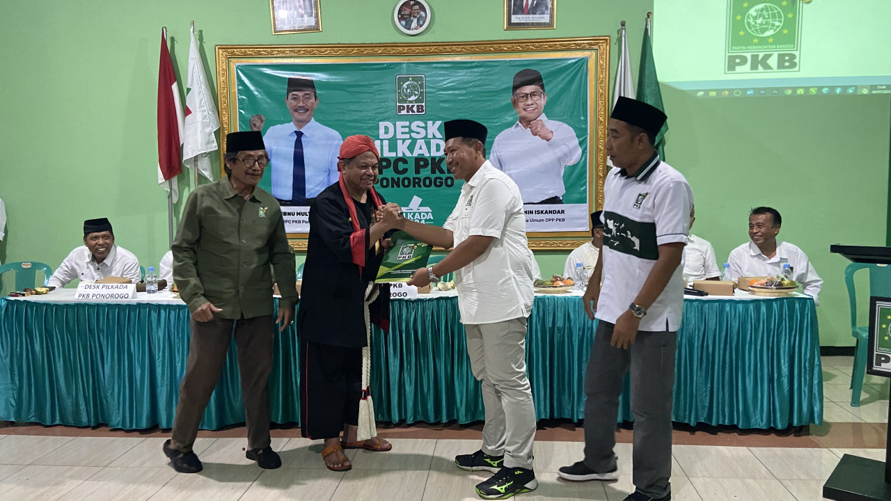 Brigjend (Purn) drg M. Zaelani saat mendaftar Bacabup Ponorogo lewat PKB. (Foto: Ahmad Fauzani/jatimnow.com)