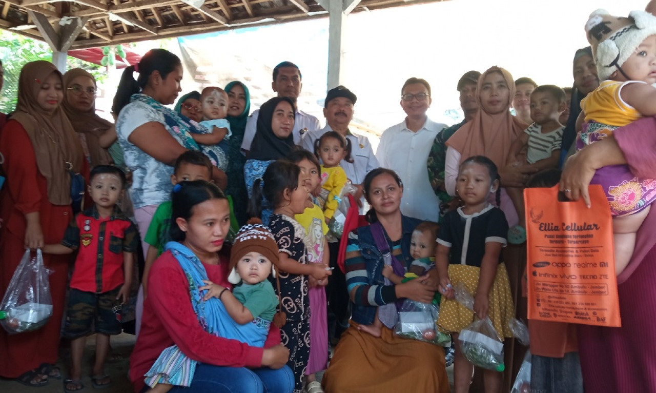 Pemberian bantuan PMT kepada anak stunting dan ibu hamil. (Foto: Sugianto/jatimnow.com)