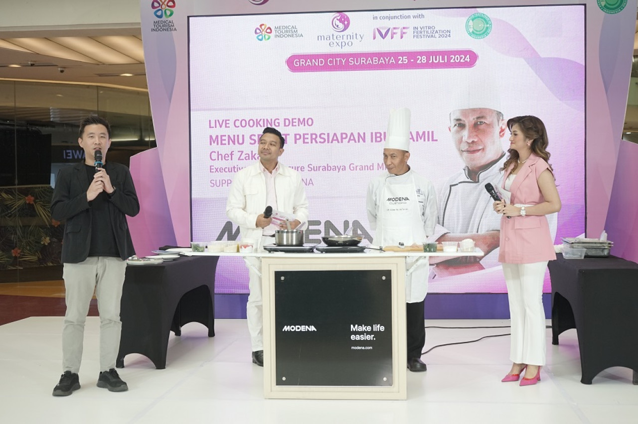 Executive Chef dari Mercure Surabaya Grand Mirama Chef Zakaria saat demo live cooking menu sehat untuk ibu hamil (Foto: IVF Festival for jatimnow.com)
