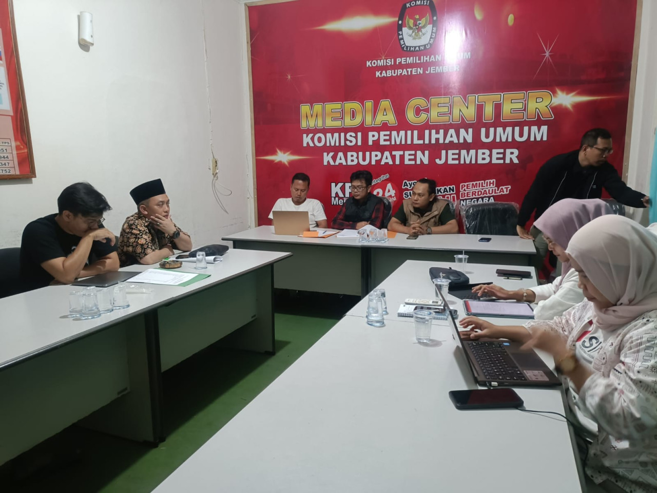 Situasi pengumuman Bacalon Perorangan Pilkada Jember di KPU (Foto: Abdus Syakur for jatimnow.com)