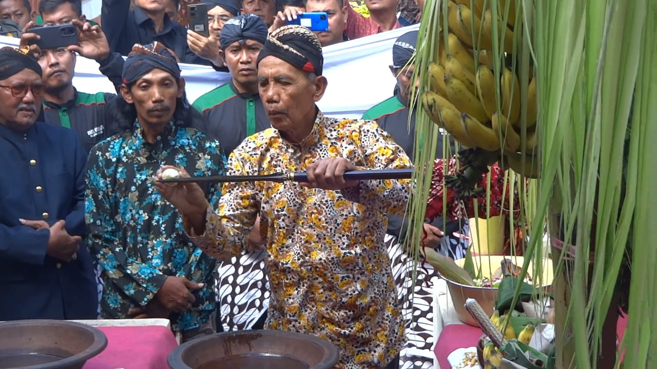 Prosesi jamasan tombak kyai upas, pusaka milik Kabupaten Tulungagung. (Foto: Bramanta Pamungkas/jatimnow.com)
