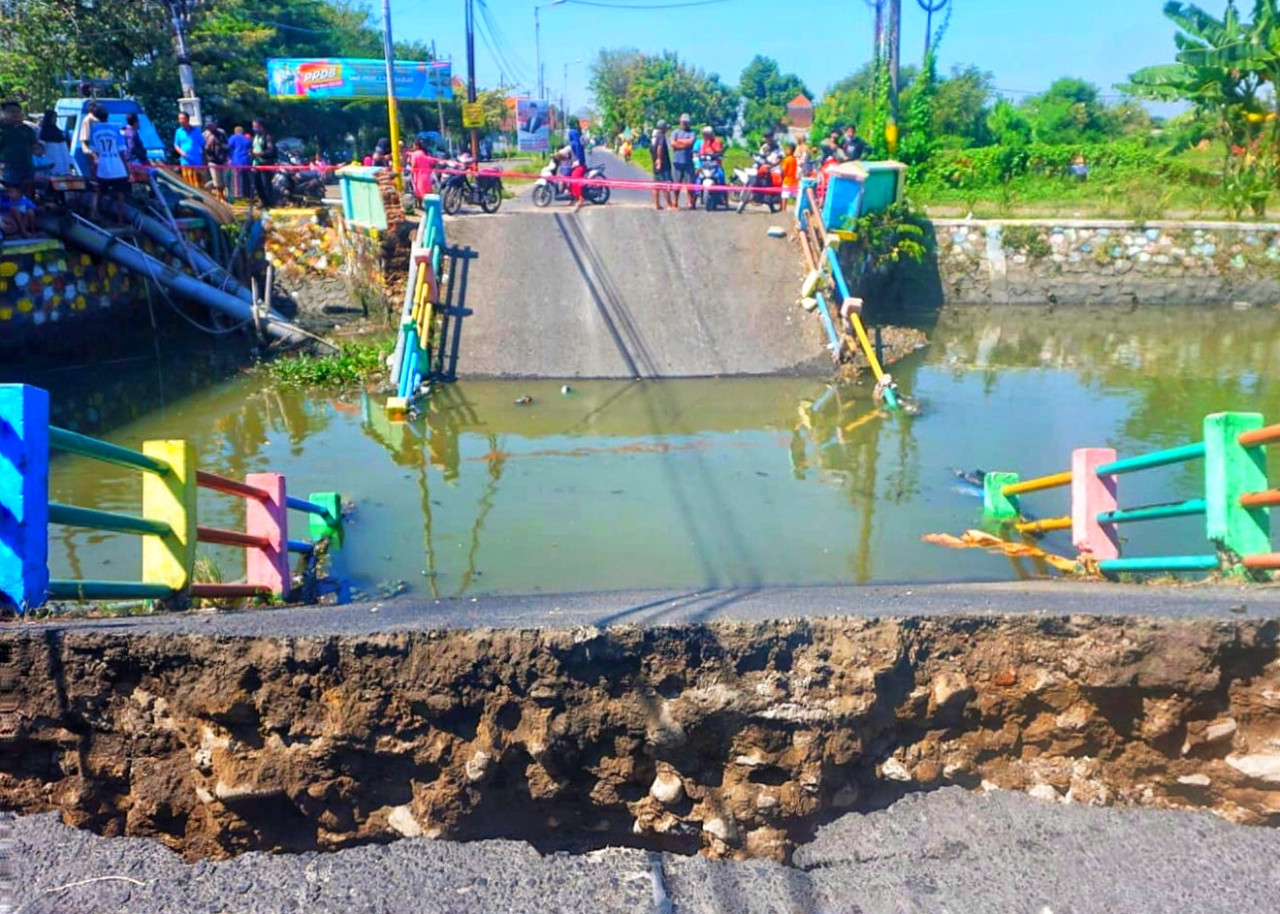 Jembatan Desa Kedungpeluk, Kecamatan Candi Sidoarjo ambrol. (Foto: Ahaddiini HM/jatimnow.com).