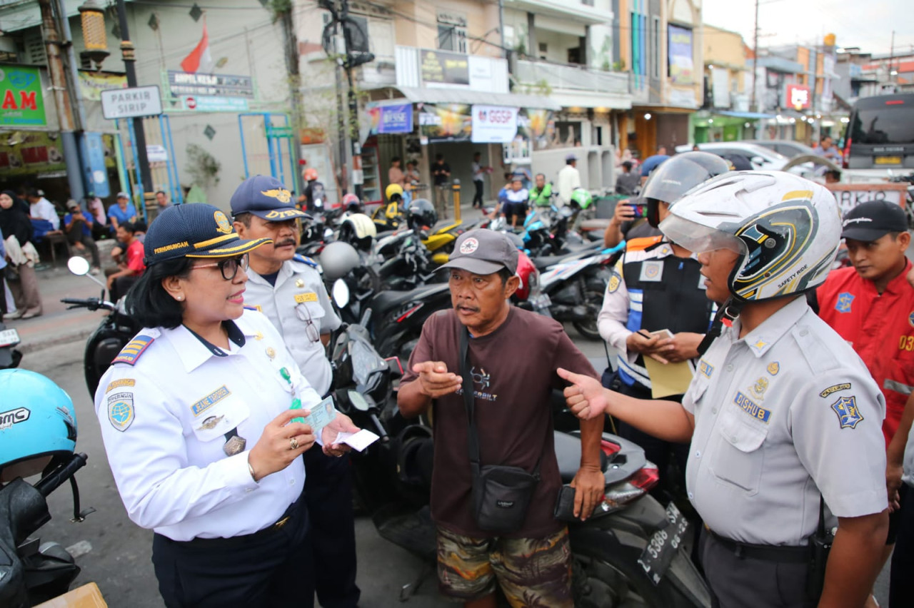 Dishub saat menertibkan parkir liar di kawasan Kota Lama Surabaya. (Foto: Pemkot Surabaya/jatimnow.com)