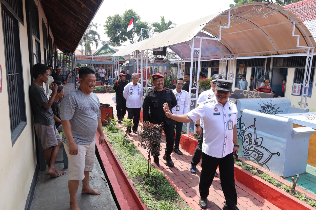 Staf Khusus Menteri Hukum dan HAM Bidang Pengamanan dan Intelijen Krismono saat mengunjungi Lapas Kelas I Malang. (Foto: Humas Kemenkumham Jatim/jatimnow.com)