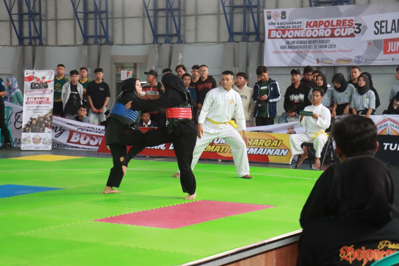 Suasana Turnamen Pecak Silat Kapolres Cup 2024 di GOR Mapolres Bojonegoro. (Foto: Humas Polres Bojonegoro)