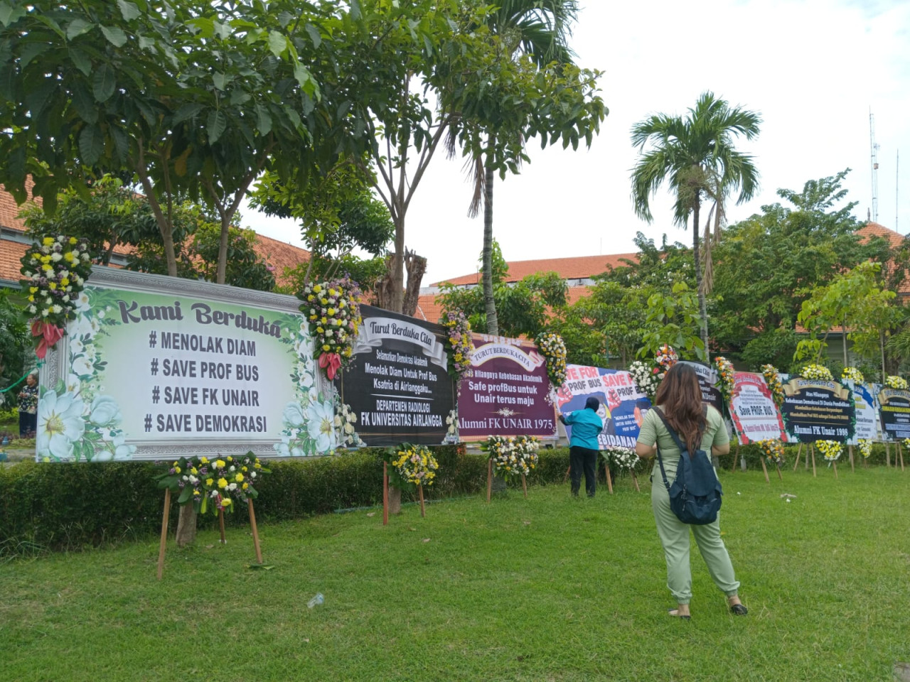 Karangan bunga terpajang di halaman Kampus UNAIR Surabaya (foto: Anwar for jatimnow.com)
