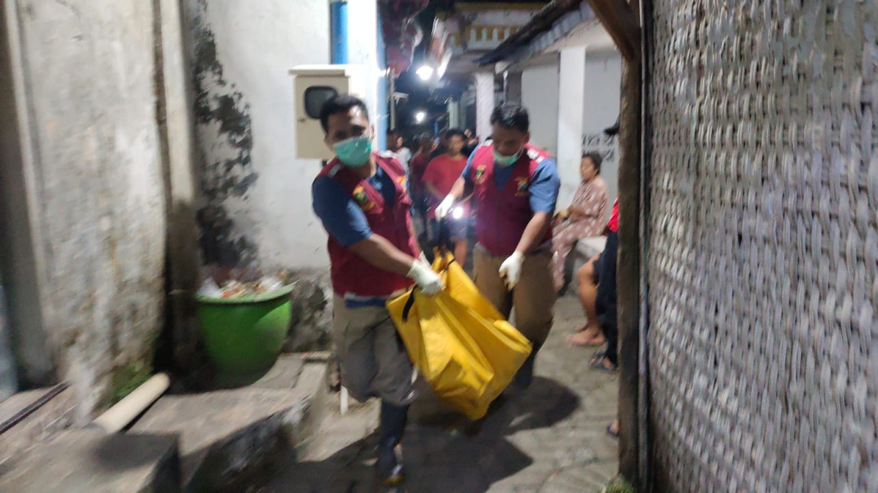 Evakuasi korban kebakaran di Kediri. (Foto: Budi/jatimnow.com)