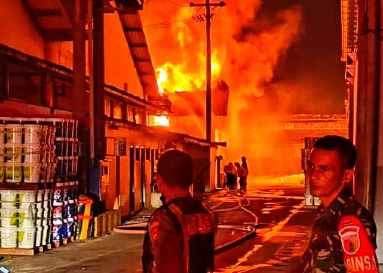 Kebakaran pabrik Avian di Buduran Sidoarjo. (Foto: Ahaddiini HM/jatimnow.com).