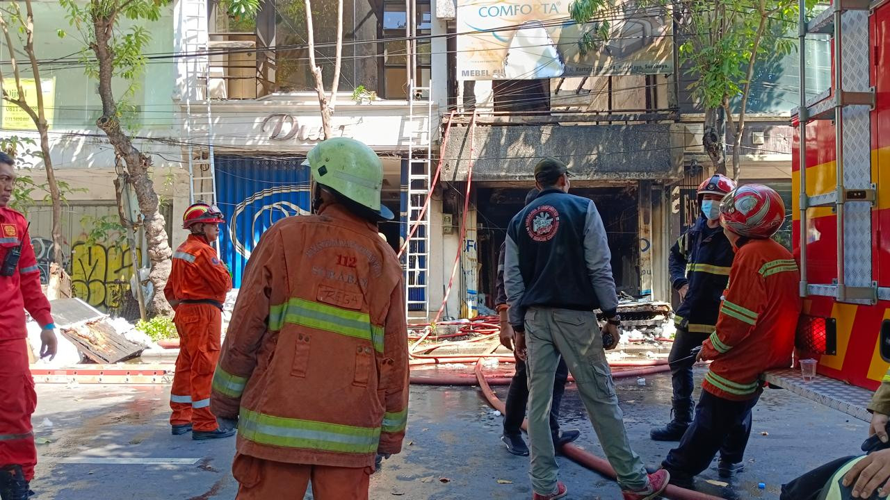 Ruko Furniture di Jalan Kertajaya Surabaya Terbakar