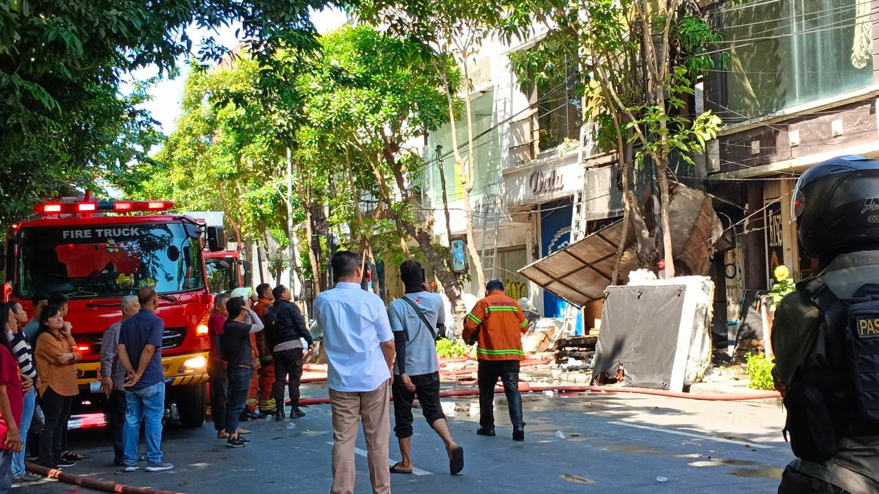Suasana pemadaman api ruko Kertajaya Gubeng Surabaya. (Foto: Misbahul Munir/jatimnow.com)