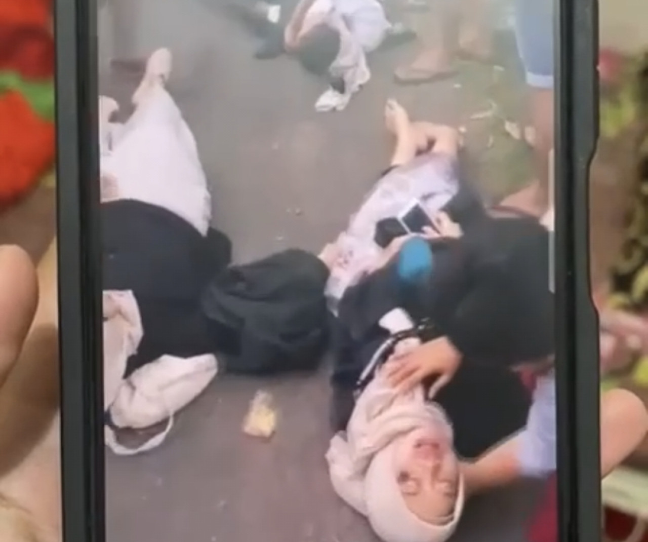 3 mahasiswi tergelegak di jalan. (Foto: Tangkapan layar akun media sosial)