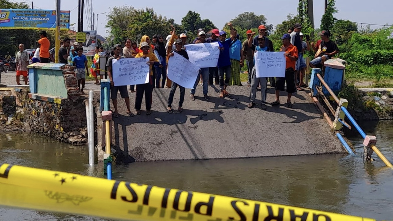 Suasana aksi demo jembatan ambruk warga Desa Kedungpeluk Candi Sidoarjo. (Foto: Ahaddiini HM/jatimnow.com)