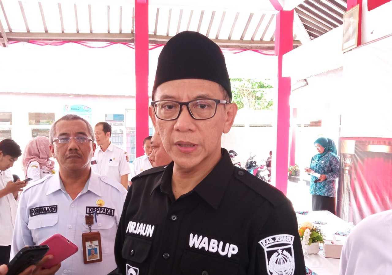 Ketua TPPS KH. Muhammad Balya Firjaun Barlama saat sosialisasi kepada sejumlah ibu hamil di Kecamatan Kaliwates. (Foto: Sugianto/jatimnow.com)
