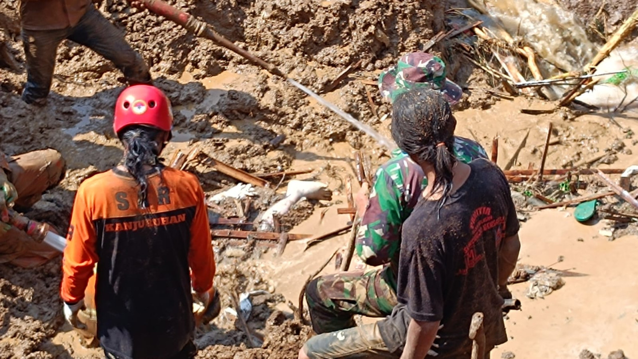 Tim SAR gabungan mengevakuasi jenazah korban. (Foto: dok Basarnas Trenggalek for jatimnow.com)