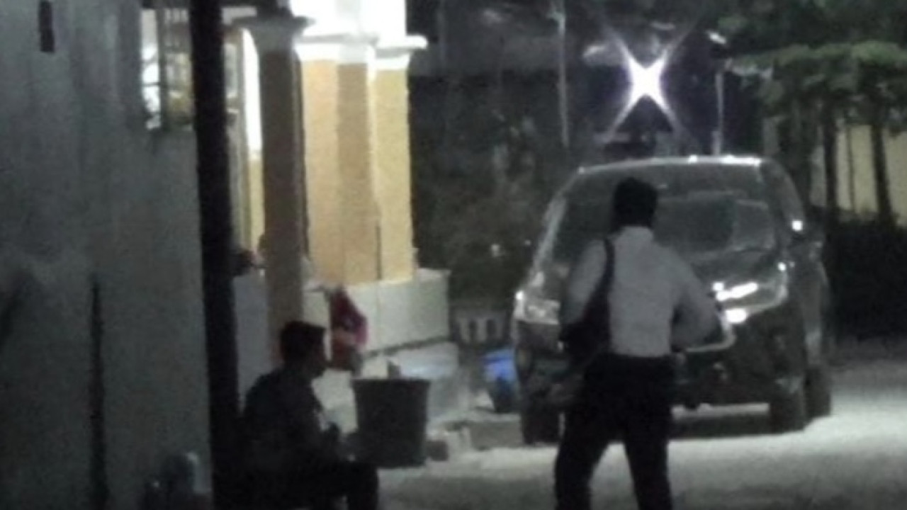 Suasana penggeledahan rumah warga di Sampang. (Foto: Fathor Rahman/jatimnow.com)