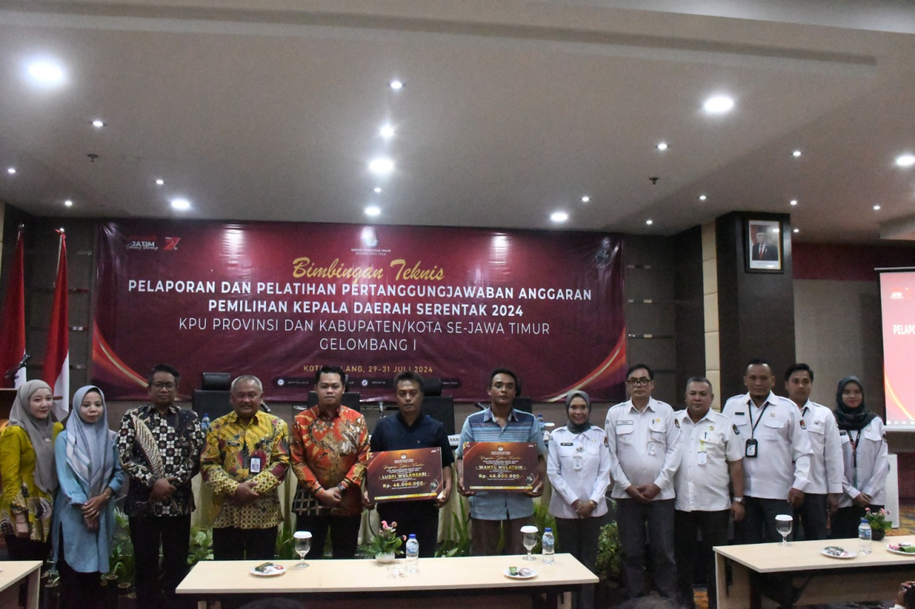 KPU Jatim saat menyerahkan santunan ahli waris Pantarlih yang meningal dunia. (Foto: Humas KPU jatim)