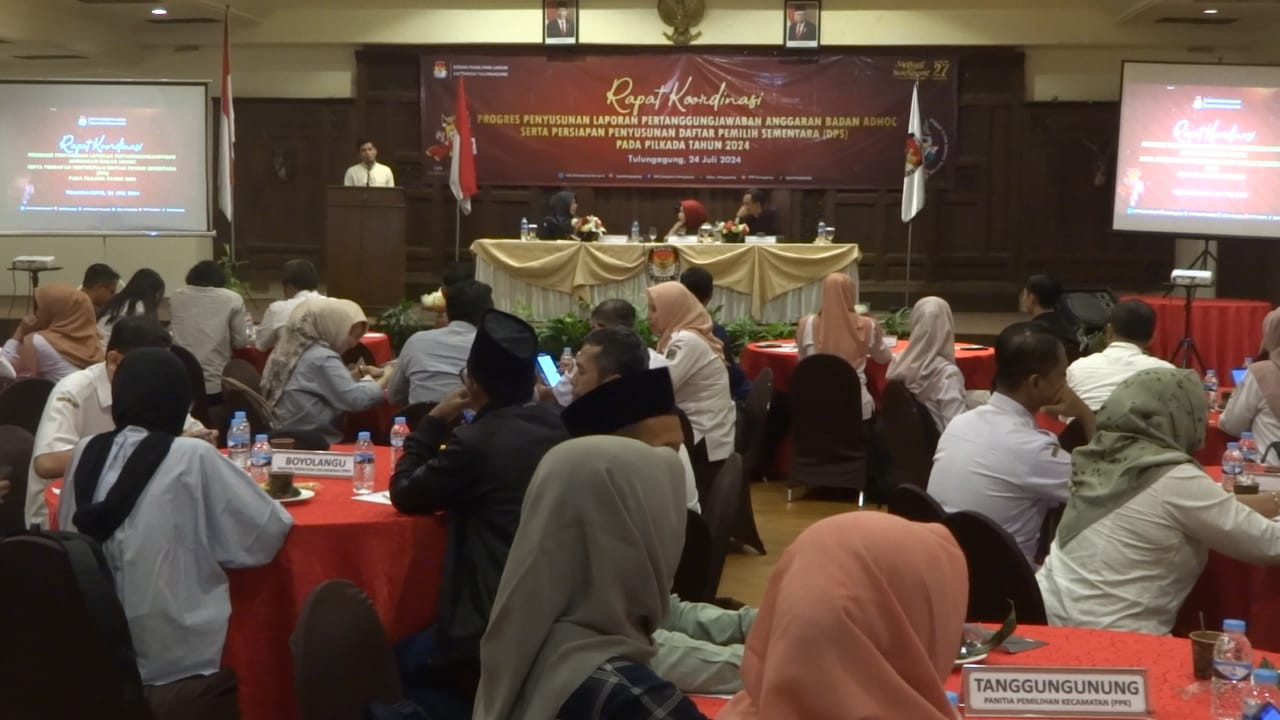 KPU Tulungagung saat menggelar rakor terkait persiapan penyusunan daftar pemilih sementara. (Foto: Bramanta Pamungkas/jatimnow.com)