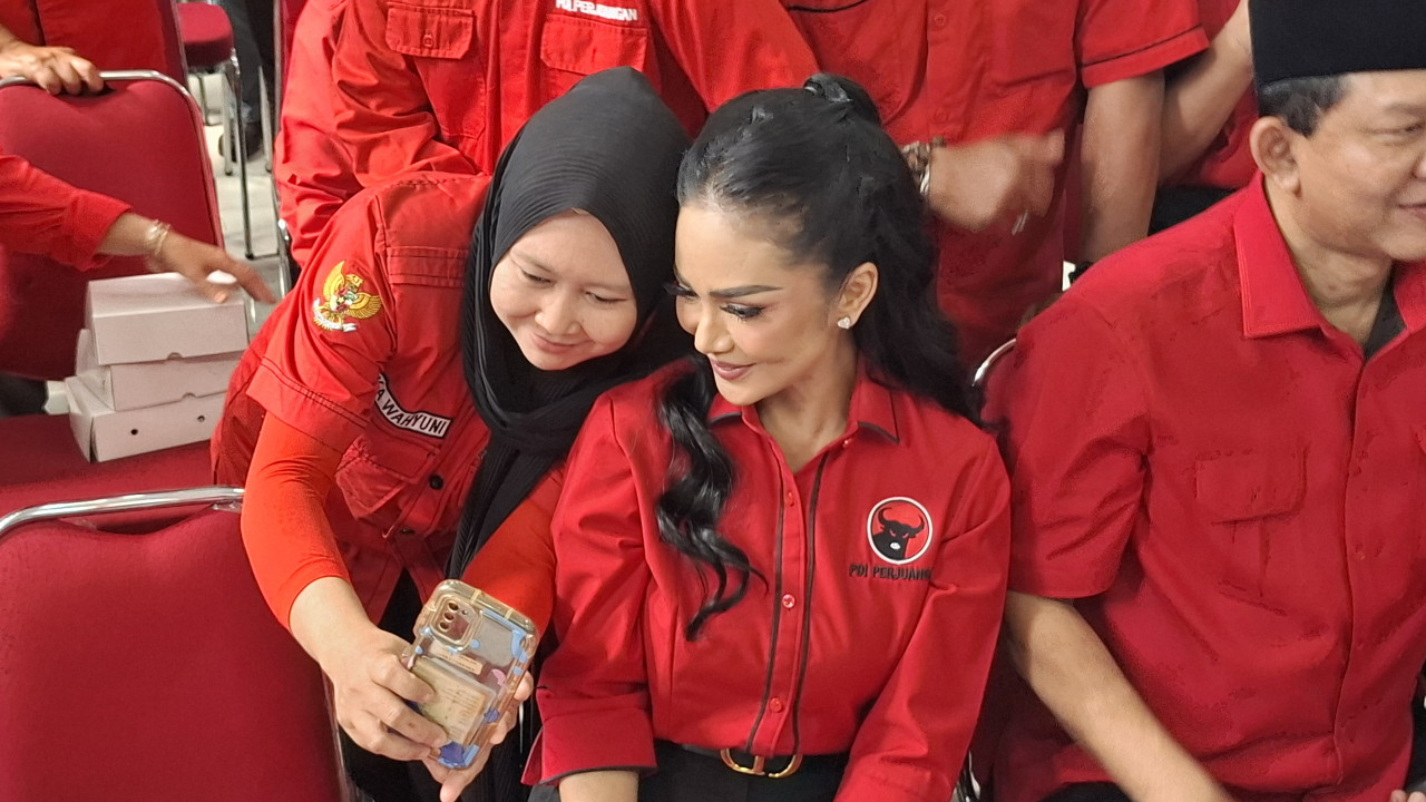 Ket Foto: Krsidayanti saat menerima Surat Tugas dari PDIP maju Pilwali Batu (foto: Ni'am Kurniawan/jatimnow.com)